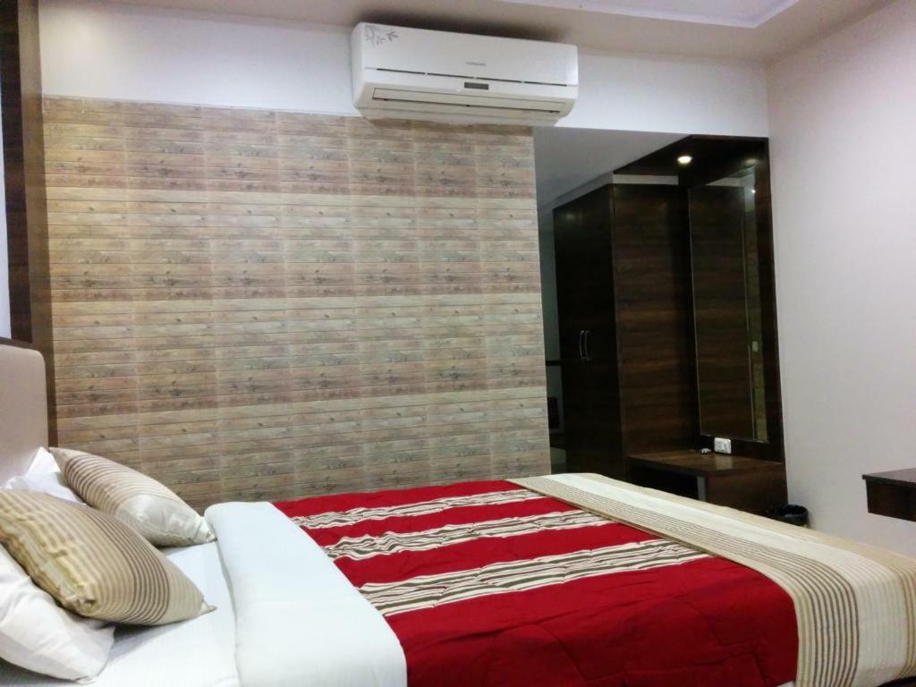 Usha Ascot Hotel Matheran Bagian luar foto