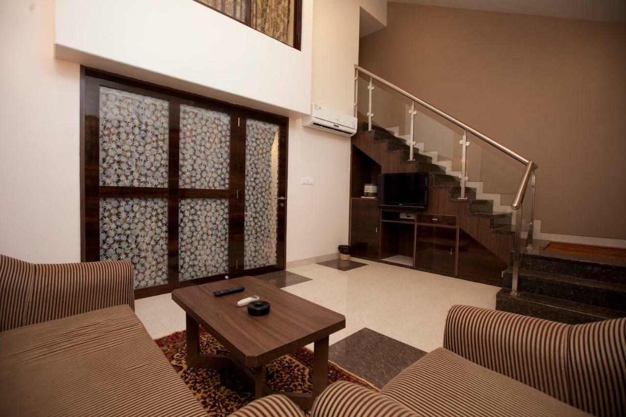 Usha Ascot Hotel Matheran Bagian luar foto