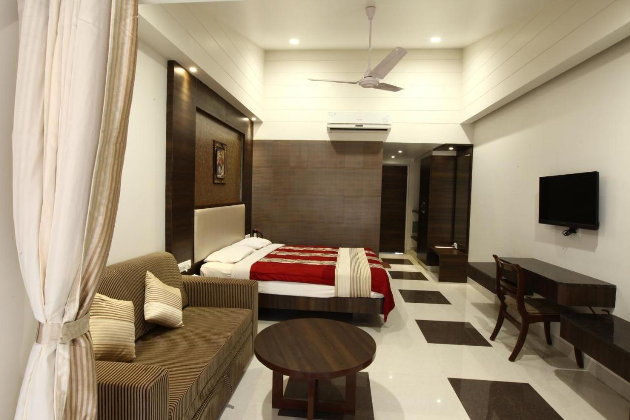 Usha Ascot Hotel Matheran Bagian luar foto