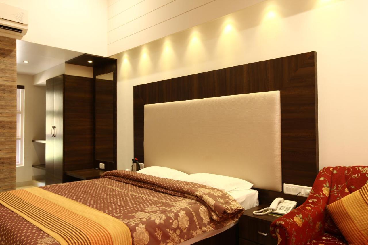 Usha Ascot Hotel Matheran Bagian luar foto